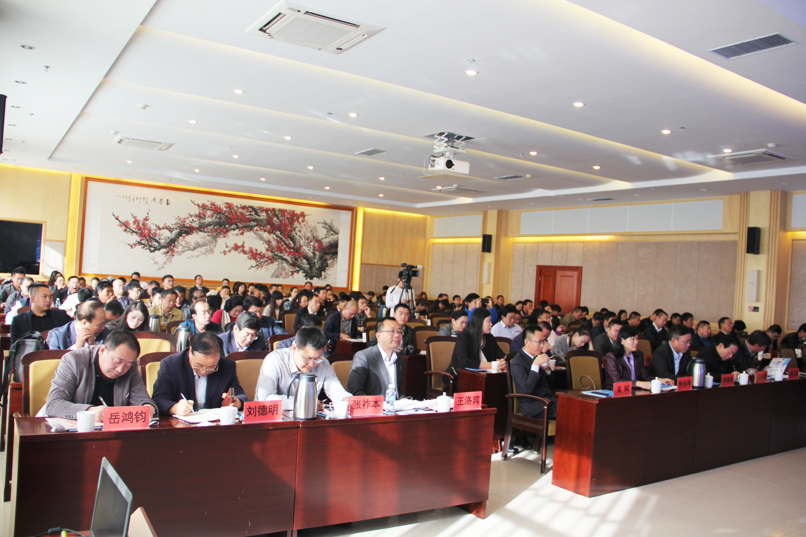 現(xiàn)代傳媒與互聯(lián)網(wǎng)應(yīng)用培訓(xùn)會(huì)在呼和浩特順利召開