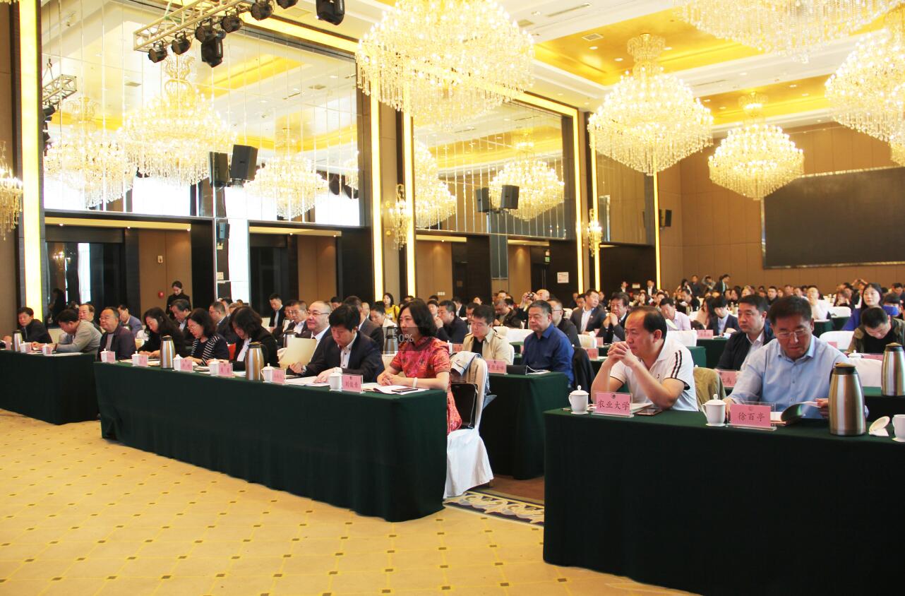 生態(tài)優(yōu)先綠色發(fā)展內(nèi)蒙古農(nóng)牧業(yè)產(chǎn)業(yè)化龍頭企業(yè)協(xié)會(huì)新一屆理事會(huì)及會(huì)員企業(yè)砥礪奮進(jìn)再創(chuàng)佳績(jī)