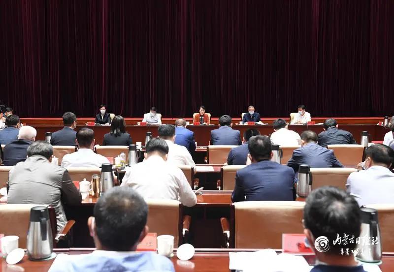 王莉霞主席主持召開自治區(qū)民營(yíng)企業(yè)座談會(huì)，周勇會(huì)長(zhǎng)作專題匯報(bào)